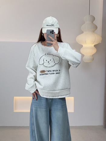 Moteriška kapučinė velur megztinė su išsiuvinėtu karikatūriniu šuniuku, apvali kaklo linija, stora mezgimo medžiaga, medvilnės-poliesterio mišinys, įprastas kirpimas