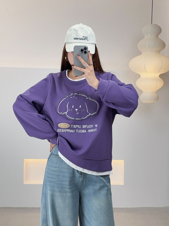 Moteriška kapučinė velur megztinė su išsiuvinėtu karikatūriniu šuniuku, apvali kaklo linija, stora mezgimo medžiaga, medvilnės-poliesterio mišinys, įprastas kirpimas