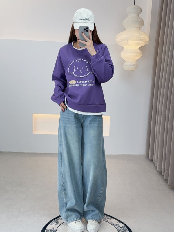 Moteriška kapučinė velur megztinė su išsiuvinėtu karikatūriniu šuniuku, apvali kaklo linija, stora mezgimo medžiaga, medvilnės-poliesterio mišinys, įprastas kirpimas