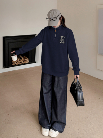 Moteriškas megztinis su gobtuvu ir pusės užtrauktuko, flisinė įdėja (medvilnė-poliesteris, siuvinėjimas, stovimas kaklas, ilgos rankovės, vidutinio ilgio) Ruduo 2025