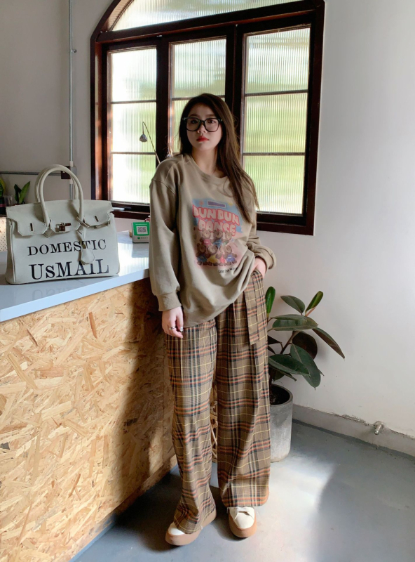 Džemperis su meškių atspaudais, laisvo kirpimo, apvaliu kaklu, ilgomis rankovėmis, medvilnės-poliesterio mišinio