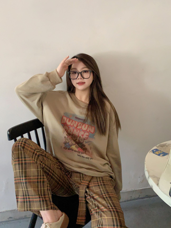 Džemperis su meškių atspaudais, laisvo kirpimo, apvaliu kaklu, ilgomis rankovėmis, medvilnės-poliesterio mišinio