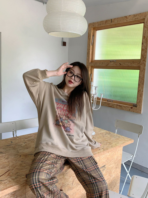 Džemperis su meškių atspaudais, laisvo kirpimo, apvaliu kaklu, ilgomis rankovėmis, medvilnės-poliesterio mišinio