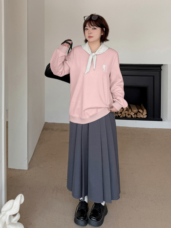 Didelių dydžių moterų koledžo stiliaus džemperis su šalikėliu - gobtuvas, apskritas kaklas, ilgom rankovėm, laisvas kirpimas, medvilnės–polieterio mišinys, siuvinėjimas, ruduo 2025