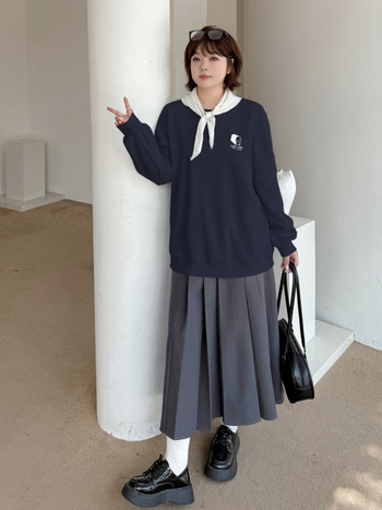 Didelių dydžių moterų koledžo stiliaus džemperis su šalikėliu - gobtuvas, apskritas kaklas, ilgom rankovėm, laisvas kirpimas, medvilnės–polieterio mišinys, siuvinėjimas, ruduo 2025