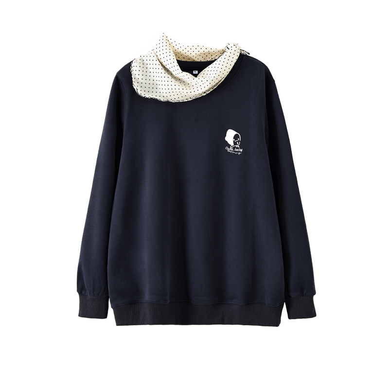 Didelių dydžių moterų koledžo stiliaus džemperis su šalikėliu - gobtuvas, apskritas kaklas, ilgom rankovėm, laisvas kirpimas, medvilnės–polieterio mišinys, siuvinėjimas, ruduo 2025