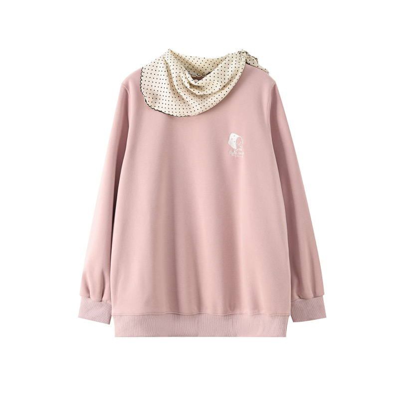 Didelių dydžių moterų koledžo stiliaus džemperis su šalikėliu - gobtuvas, apskritas kaklas, ilgom rankovėm, laisvas kirpimas, medvilnės–polieterio mišinys, siuvinėjimas, ruduo 2025