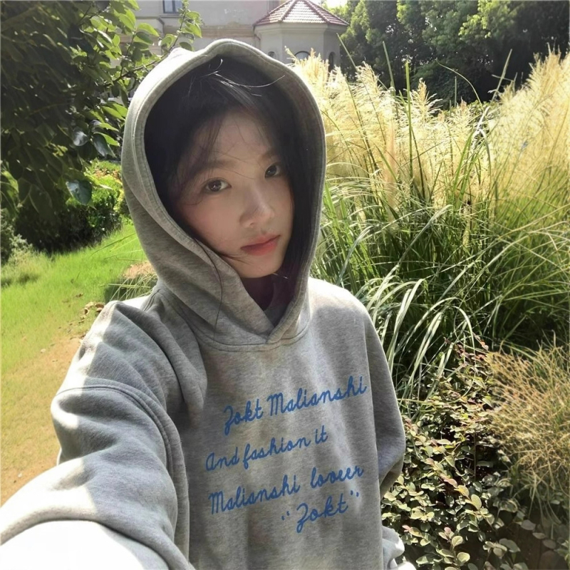 Hoodie s kapuljom s geometrijskim uzorkom, slobodan kroj, poliester ≥95%, srednja duljina 65–80 cm, dugi rukavi