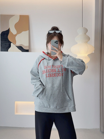 Love moteriškas megztinis su gobtuvu ir raidžių spauda, gobtuvas su raišteliais, megztas audinys, medvilnės-poliesterio mišinys, laisvas kirpimas