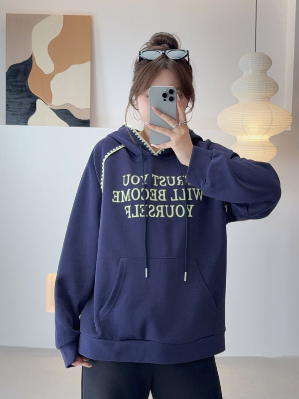 Love moteriškas megztinis su gobtuvu ir raidžių spauda, gobtuvas su raišteliais, megztas audinys, medvilnės-poliesterio mišinys, laisvas kirpimas