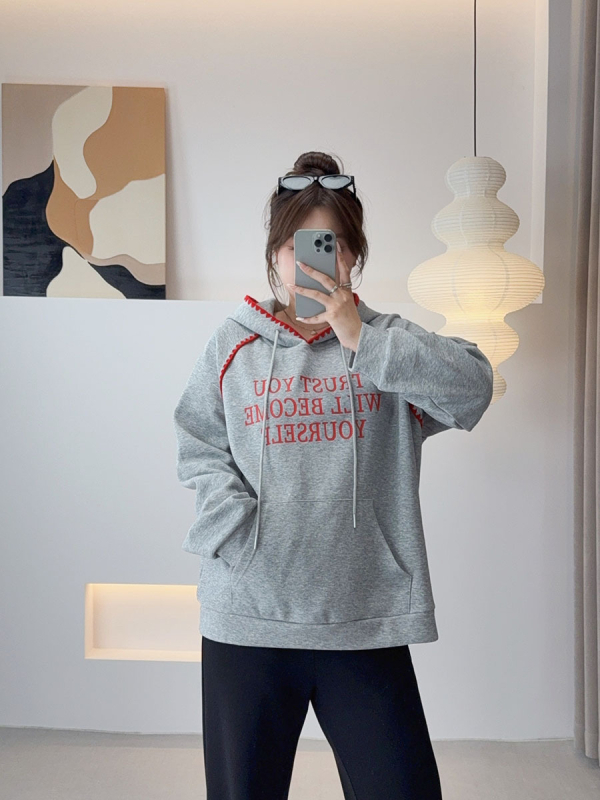 Love moteriškas megztinis su gobtuvu ir raidžių spauda, gobtuvas su raišteliais, megztas audinys, medvilnės-poliesterio mišinys, laisvas kirpimas