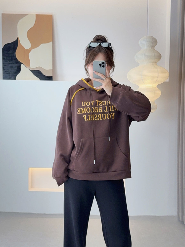 Love moteriškas megztinis su gobtuvu ir raidžių spauda, gobtuvas su raišteliais, megztas audinys, medvilnės-poliesterio mišinys, laisvas kirpimas