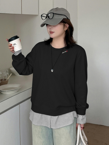 Moteriški patchworko dryžiniai megztiniai su fiktyviu dviejų dalių įvaizdžiu, apvalus kaklas, raidžių siuvinėjimas, ruduo 2025