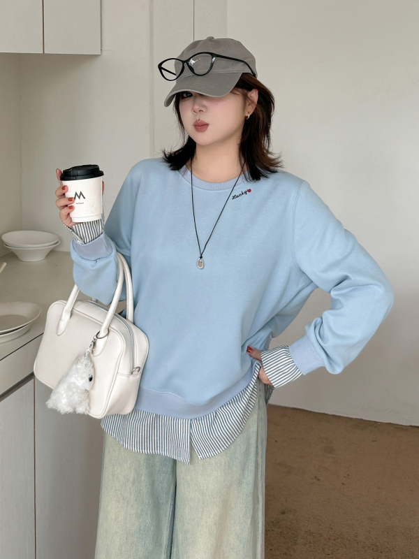 Moteriški patchworko dryžiniai megztiniai su fiktyviu dviejų dalių įvaizdžiu, apvalus kaklas, raidžių siuvinėjimas, ruduo 2025