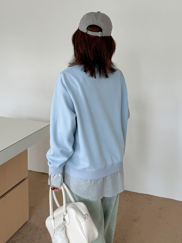 Moteriški patchworko dryžiniai megztiniai su fiktyviu dviejų dalių įvaizdžiu, apvalus kaklas, raidžių siuvinėjimas, ruduo 2025