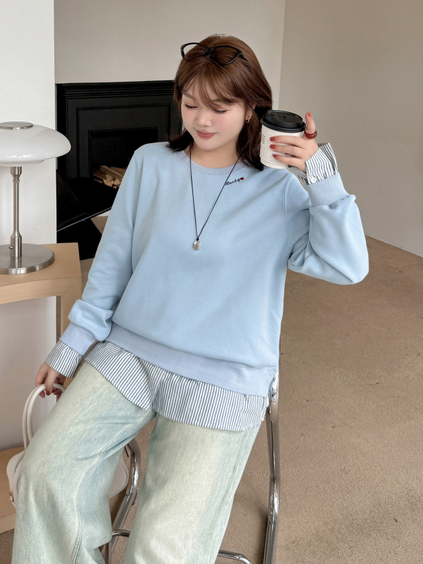 Moteriški patchworko dryžiniai megztiniai su fiktyviu dviejų dalių įvaizdžiu, apvalus kaklas, raidžių siuvinėjimas, ruduo 2025