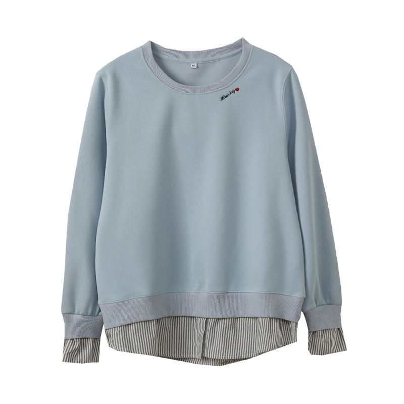 Moteriški patchworko dryžiniai megztiniai su fiktyviu dviejų dalių įvaizdžiu, apvalus kaklas, raidžių siuvinėjimas, ruduo 2025