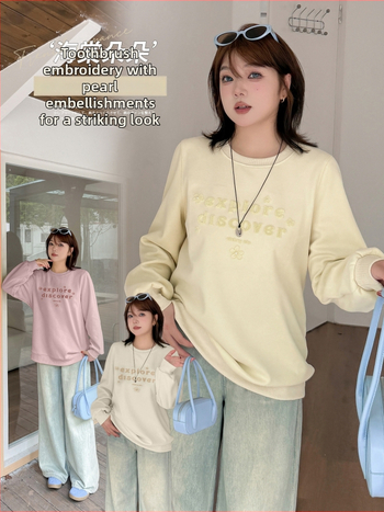 Moterų megztinis su gobtuvu ir apvaliu kaklu, ruduo 2025, siuvinėti tekstai, laisva kirpimo linija, vidutinio svorio medvilnės-poliesterio mišinys