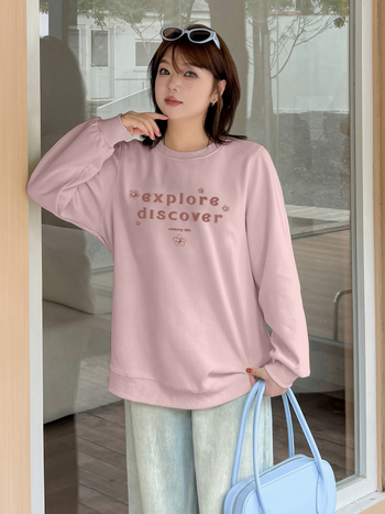 Moterų megztinis su gobtuvu ir apvaliu kaklu, ruduo 2025, siuvinėti tekstai, laisva kirpimo linija, vidutinio svorio medvilnės-poliesterio mišinys