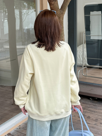 Moterų megztinis su gobtuvu ir apvaliu kaklu, ruduo 2025, siuvinėti tekstai, laisva kirpimo linija, vidutinio svorio medvilnės-poliesterio mišinys