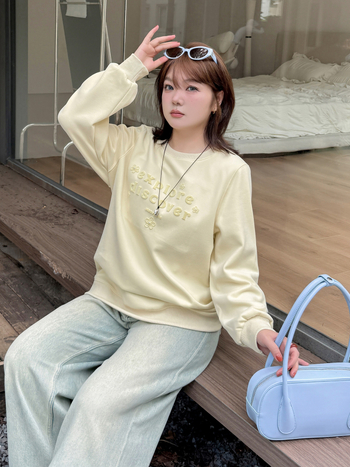 Moterų megztinis su gobtuvu ir apvaliu kaklu, ruduo 2025, siuvinėti tekstai, laisva kirpimo linija, vidutinio svorio medvilnės-poliesterio mišinys