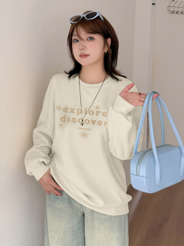 Moterų megztinis su gobtuvu ir apvaliu kaklu, ruduo 2025, siuvinėti tekstai, laisva kirpimo linija, vidutinio svorio medvilnės-poliesterio mišinys