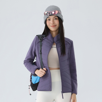 Fleece striukė su aukšta apykakle ir dryžių raštu; audinys: cheminių pluoštų mišinys; pamušalas: poliesteris