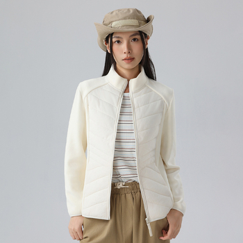 Fleece striukė su aukšta apykakle ir dryžių raštu; audinys: cheminių pluoštų mišinys; pamušalas: poliesteris