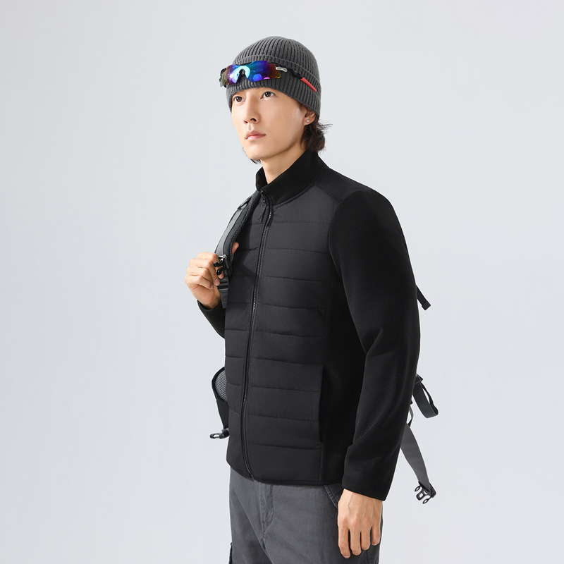 Fleece striukė su aukšta apykakle ir dryžių raštu; audinys: cheminių pluoštų mišinys; pamušalas: poliesteris