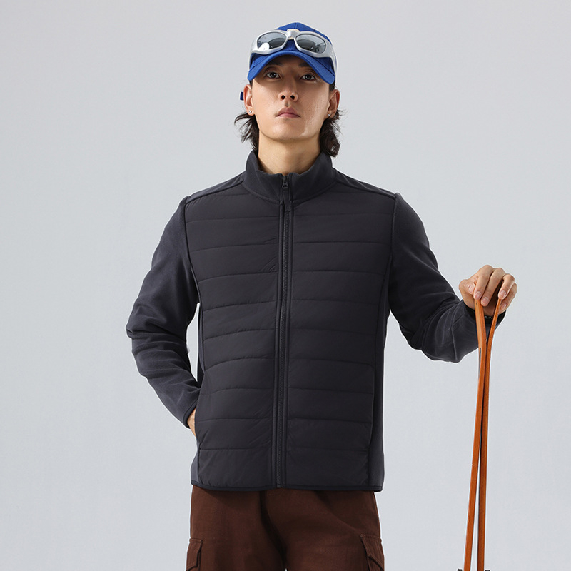 Fleece striukė su aukšta apykakle ir dryžių raštu; audinys: cheminių pluoštų mišinys; pamušalas: poliesteris