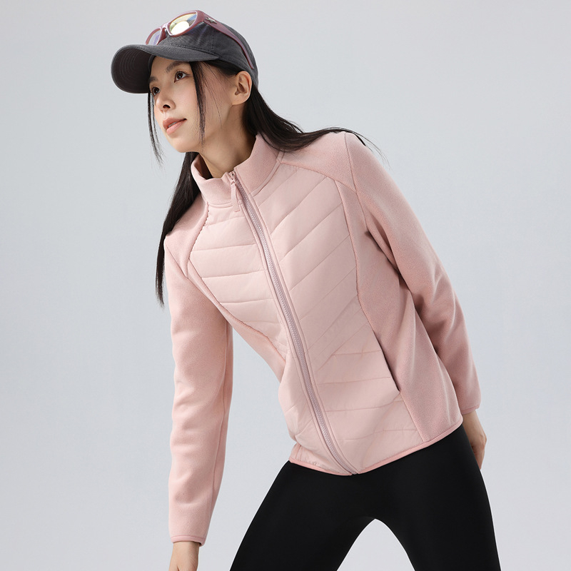 Fleece striukė su aukšta apykakle ir dryžių raštu; audinys: cheminių pluoštų mišinys; pamušalas: poliesteris