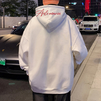 Vyrinė kapučas su gobtuvu iš medvilnės-poliesterio mišinio, fleece viduje, laisvas kirpimas, apvalus kaklas, kišenės su patch užtrauktukais