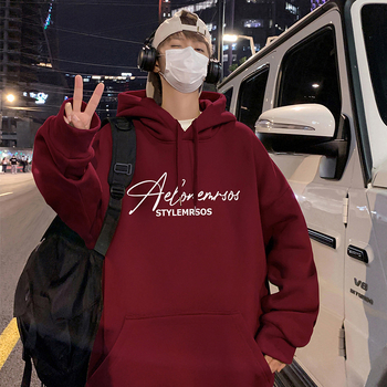 Vyrinė kapučas su gobtuvu iš medvilnės-poliesterio mišinio, fleece viduje, laisvas kirpimas, apvalus kaklas, kišenės su patch užtrauktukais