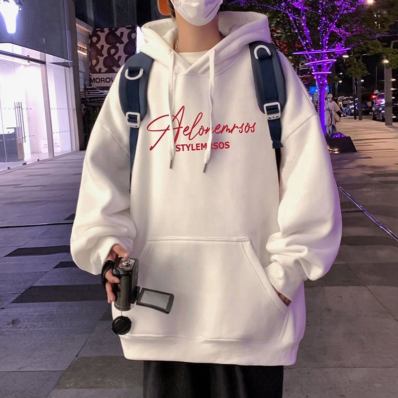 Vyrinė kapučas su gobtuvu iš medvilnės-poliesterio mišinio, fleece viduje, laisvas kirpimas, apvalus kaklas, kišenės su patch užtrauktukais