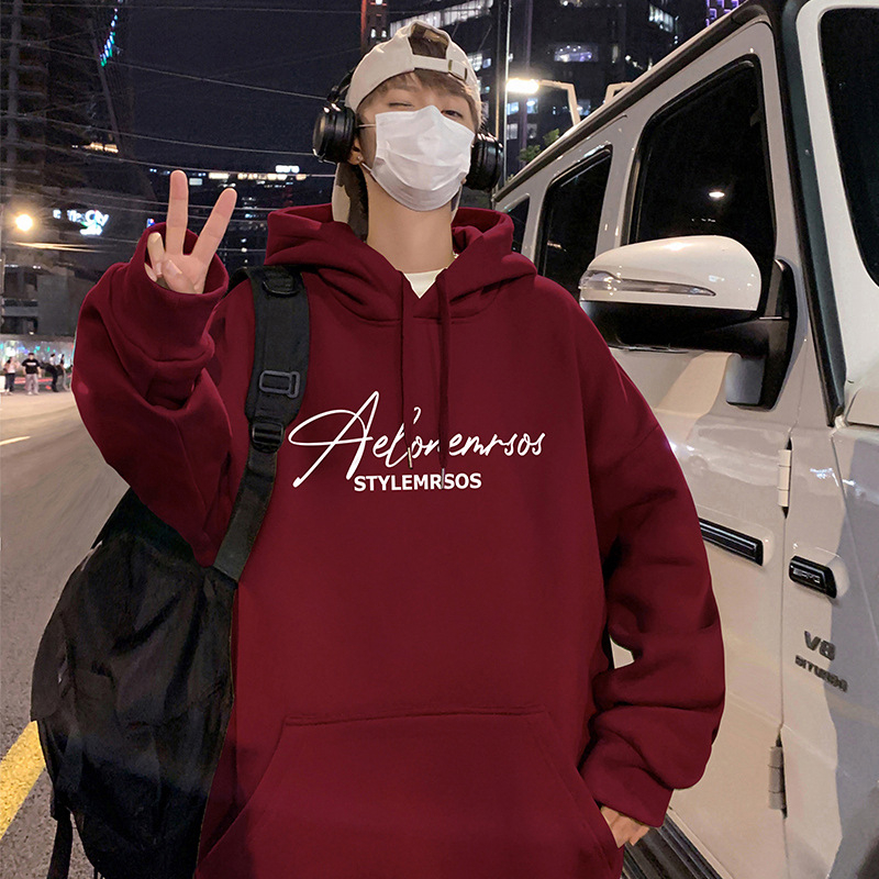 Vyrinė kapučas su gobtuvu iš medvilnės-poliesterio mišinio, fleece viduje, laisvas kirpimas, apvalus kaklas, kišenės su patch užtrauktukais