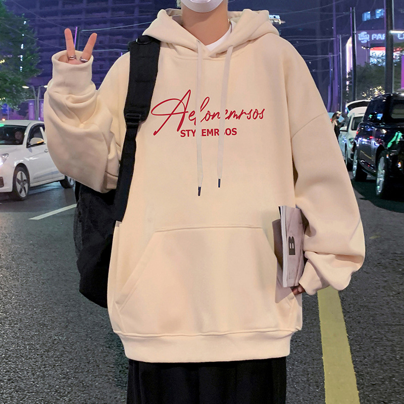 Vyrinė kapučas su gobtuvu iš medvilnės-poliesterio mišinio, fleece viduje, laisvas kirpimas, apvalus kaklas, kišenės su patch užtrauktukais