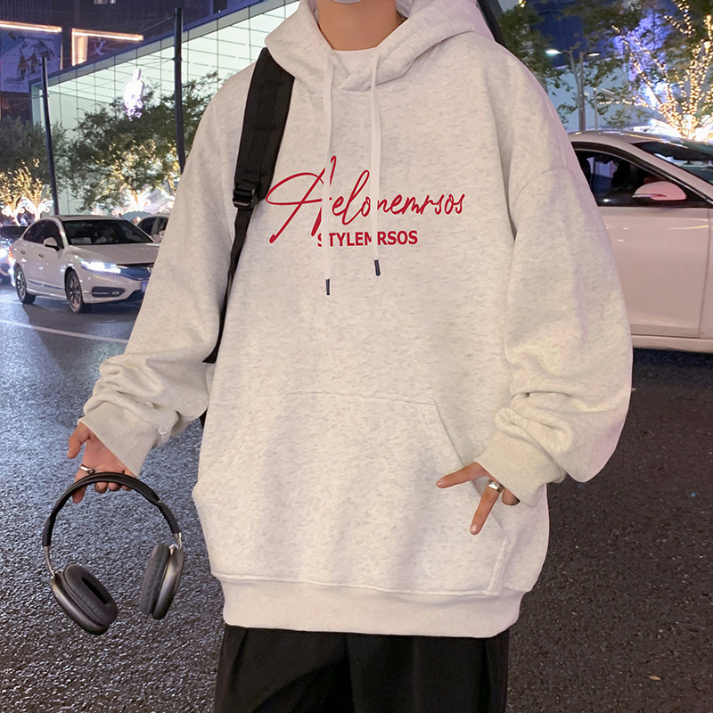 Vyrinė kapučas su gobtuvu iš medvilnės-poliesterio mišinio, fleece viduje, laisvas kirpimas, apvalus kaklas, kišenės su patch užtrauktukais