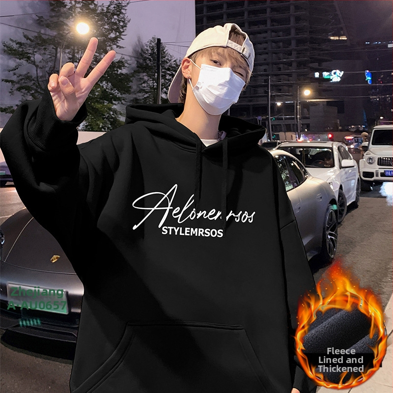 Vyrinė kapučas su gobtuvu iš medvilnės-poliesterio mišinio, fleece viduje, laisvas kirpimas, apvalus kaklas, kišenės su patch užtrauktukais