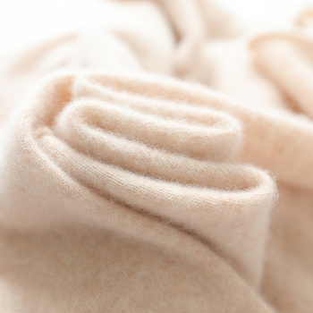 Moteriškas vilnos džemperis su stovinčia apykakle, vienarūšis raštas, ilgomis rankovėmis, siauras kirpimas (Sudėtis: vilna >95%; Raštas: vienarūšis; Apykaklė: stovinti; Rankovės: ilgos; Kirpimas: siauras)