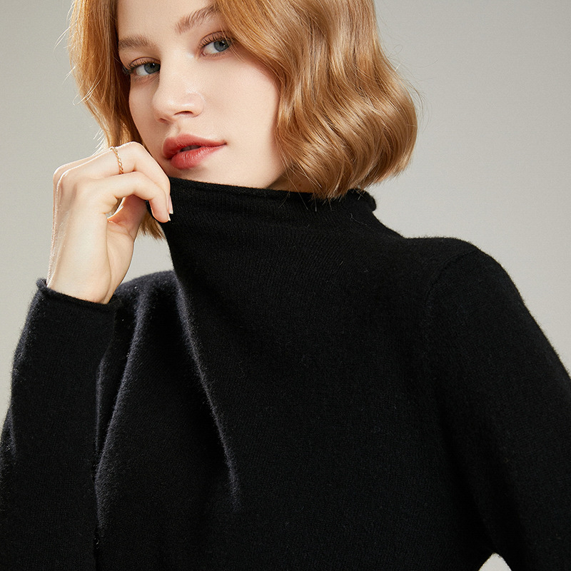 Moteriškas vilnos džemperis su stovinčia apykakle, vienarūšis raštas, ilgomis rankovėmis, siauras kirpimas (Sudėtis: vilna >95%; Raštas: vienarūšis; Apykaklė: stovinti; Rankovės: ilgos; Kirpimas: siauras)