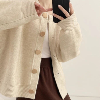 Cardigan lejer pentru primăvară-toamnă, guler în V, mâneci lungi, închidere pe un rând cu nasturi, țesătură poliesterică