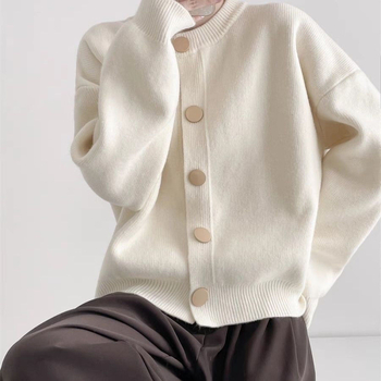 Cardigan lejer pentru primăvară-toamnă, guler în V, mâneci lungi, închidere pe un rând cu nasturi, țesătură poliesterică