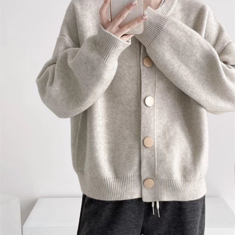 Cardigan lejer pentru primăvară-toamnă, guler în V, mâneci lungi, închidere pe un rând cu nasturi, țesătură poliesterică