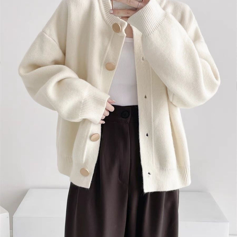 Cardigan lejer pentru primăvară-toamnă, guler în V, mâneci lungi, închidere pe un rând cu nasturi, țesătură poliesterică