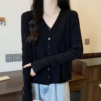 Cardigan tricot, decolteu în V, mâneci lungi, lungime regulată 50–65 cm, amestec acrilic-poliester (30–50% acrilic, 50–70% poliester)