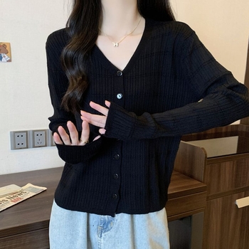 Cardigan tricot, decolteu în V, mâneci lungi, lungime regulată 50–65 cm, amestec acrilic-poliester (30–50% acrilic, 50–70% poliester)