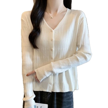 Cardigan tricot, decolteu în V, mâneci lungi, lungime regulată 50–65 cm, amestec acrilic-poliester (30–50% acrilic, 50–70% poliester)