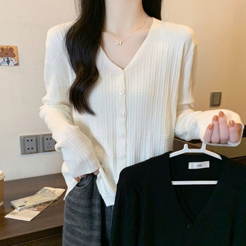 Cardigan tricot, decolteu în V, mâneci lungi, lungime regulată 50–65 cm, amestec acrilic-poliester (30–50% acrilic, 50–70% poliester)