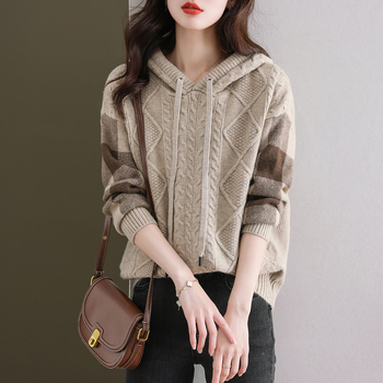 Pulover tricotat pentru femei, cu glugă, croială lejeră, model în carouri, poliester 30–50%.