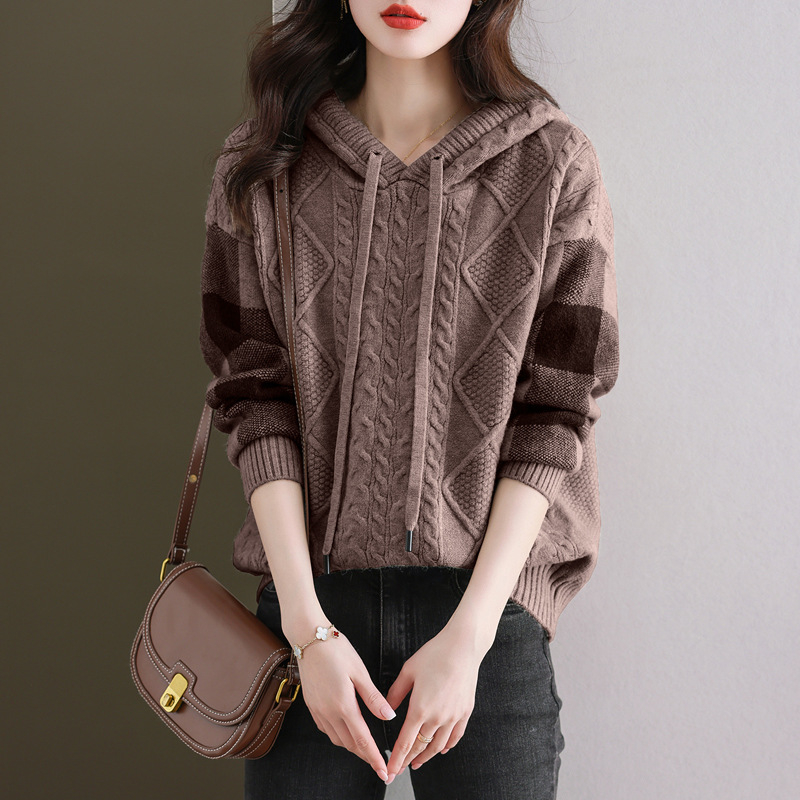 Pulover tricotat pentru femei, cu glugă, croială lejeră, model în carouri, poliester 30–50%.